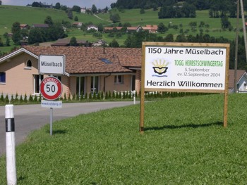 Freundliche Veranstaltungstafel am Ortseingang von M�selbach / Schweiz.