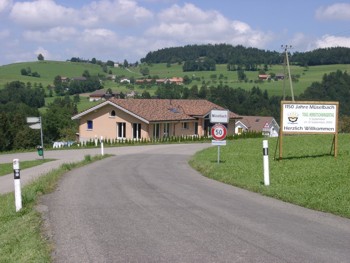 Am Ortseingang von M�selbach / Schweiz.