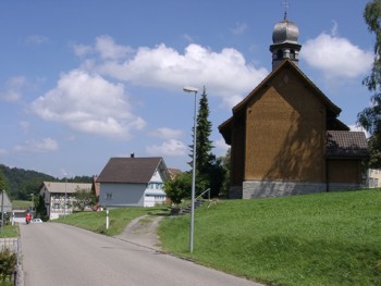 Die Kugelhutstrasse mit Blick auf die Kapelle von M�selbach / Schweiz.