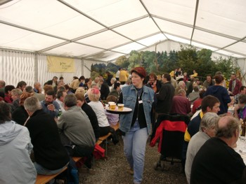 Zum Fr�hschoppen im M�selbacher Festzelt.