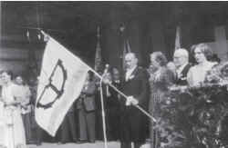 Fahnenweihe 1954, Pr�sident Josef B�hler entrollt die Fahne