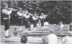 Der Musikverein M�selbach /Bregenzerwald spielt die Abschiedsmelodie auf der Wart (M�selbach /Schweiz) anl�sslich vom Feldgottesdienst, 18. Juni 1989